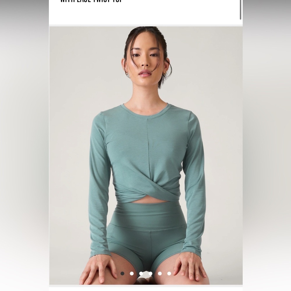 Athleta cropped twist top